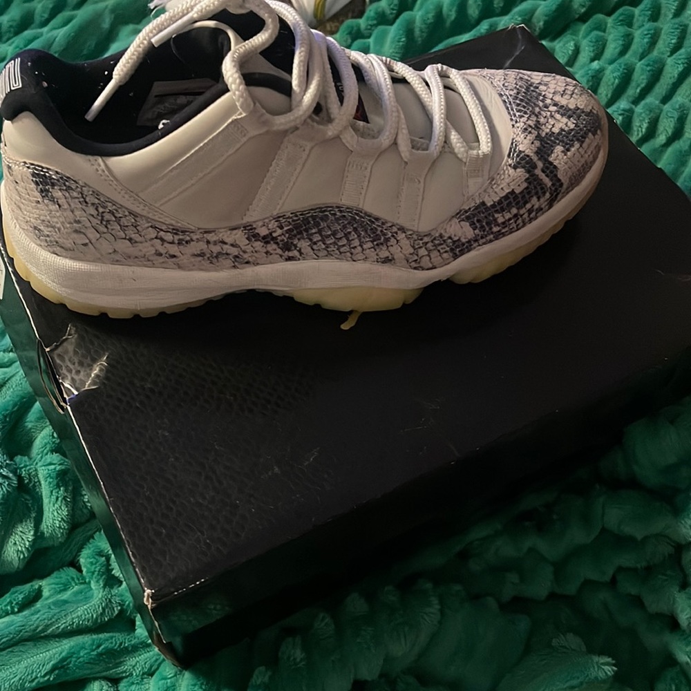 Air Jordan 11 lows
